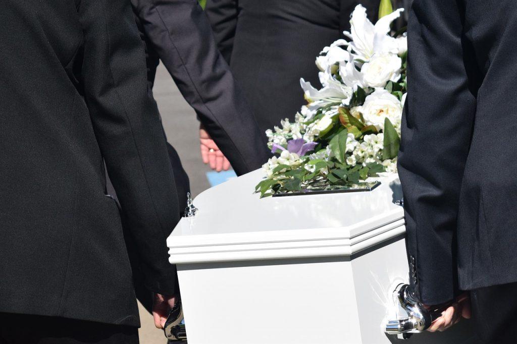 sonhar com caixão em funeral